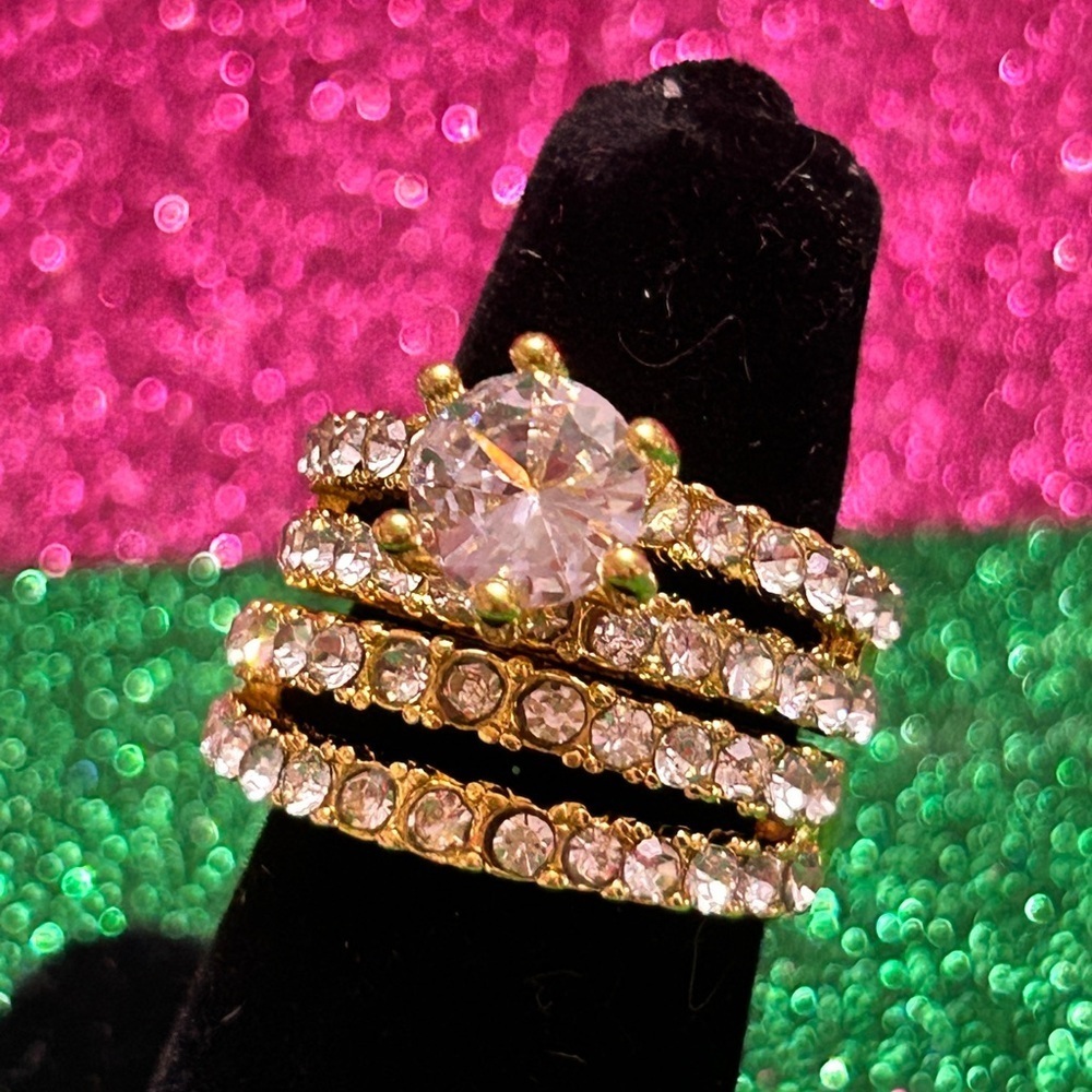 6 beautiful Costume rings Stainless steel, gold and silver tone. Mixed sizes